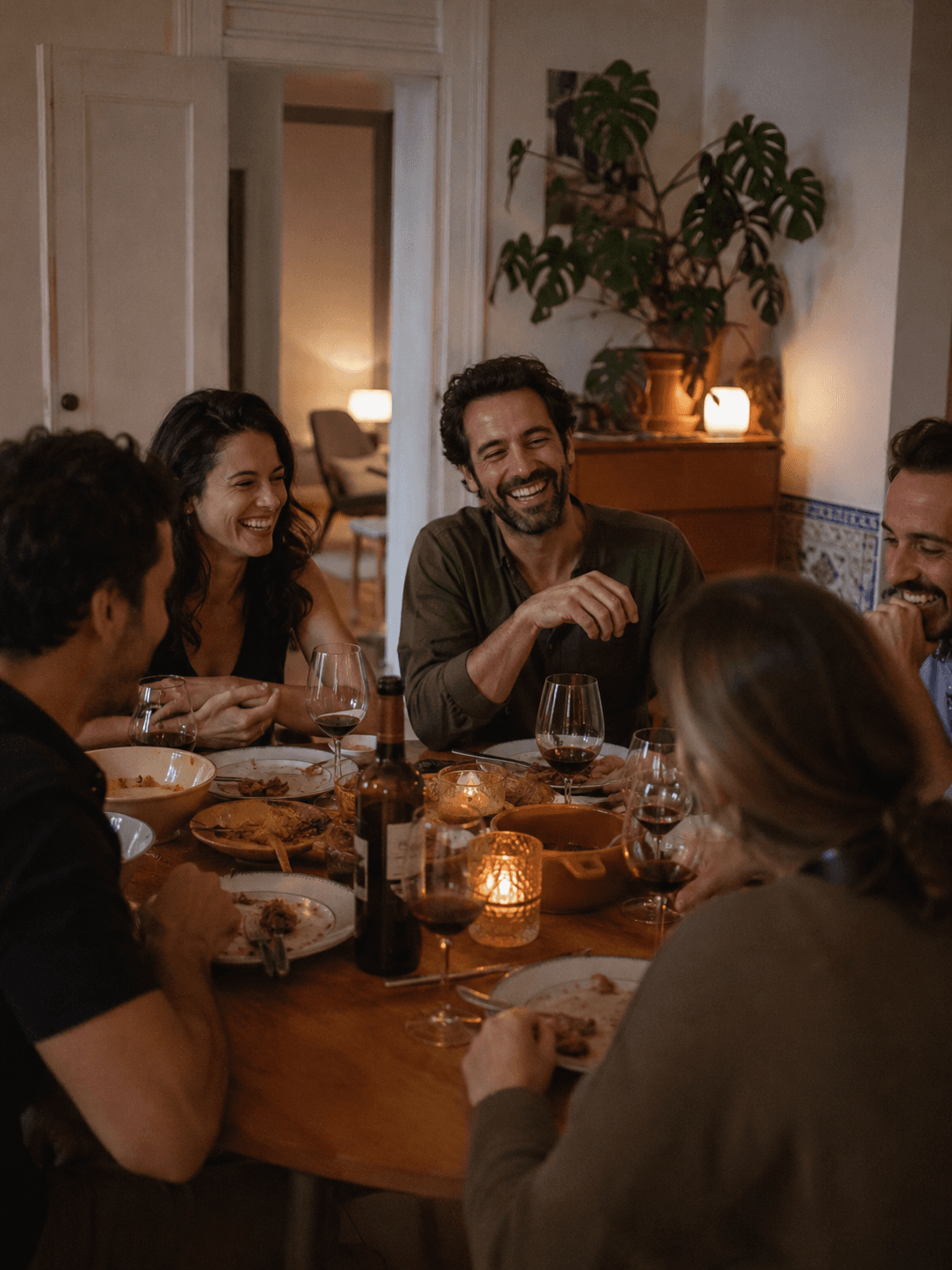 Um jantar de amigos em casa, à luz das velas